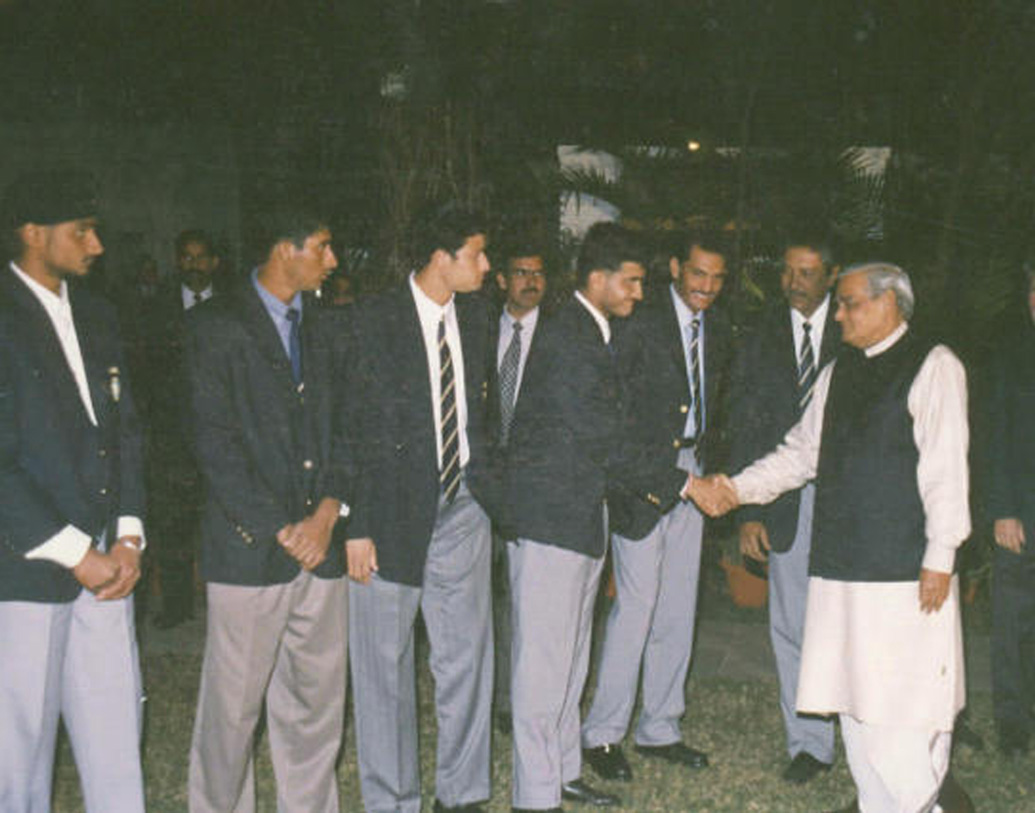 এই অলরাউন্ডার দেশের হয়ে মাত্র ৩৪টি একদিনের ম্যাচ খেলেছিলেন। মোট ৩৩৯ রান করেছিলেন তিনি। পেয়েছিলেন ১৭টি উইকেট। মিডল অর্ডারে ব্যাটিং তো বটেই, অফ স্পিনটাও ভালই করতেন কানিতকর।