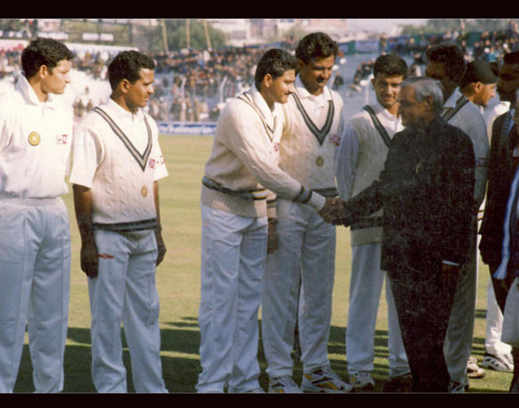 বাঁ হাতি এই মিডল অর্ডার ব্যাটসম্যান জাতীয় দলের জার্সি গায়ে দু’টি টেস্টও খেলেছেন।