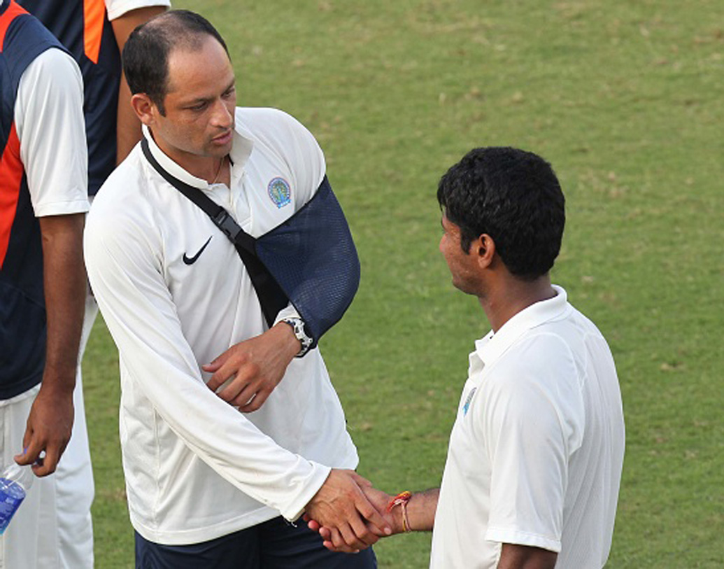 প্রথমে মহারাষ্ট্র, পরে মধ্যপ্রদেশ, শেষে রাজস্থানের হয়ে খেলতেন তিনি। ঘরোয়া ক্রিকেটের অন্যতম সেরা ব্যাটসম্যান বলা হয় তাঁকে, ১৪৬টি ম্যাচে ১০ হাজার ৪০০ রান করেছেন তিনি। গড় ৫২-এর চেয়ে খানিকটা বেশি।