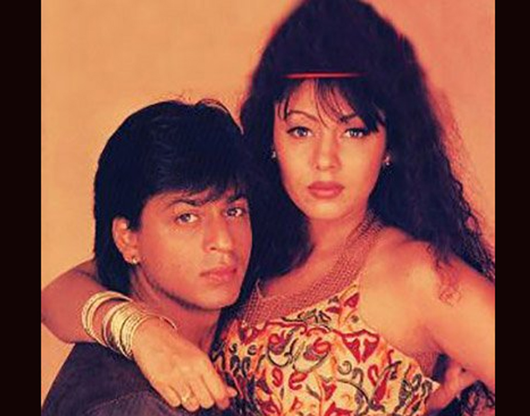 গৌরী কিন্তু সে দিন মিথ্যা বলেছিলেন। নিজের দাদাকেই সে দিন প্রেমিক সাজিয়েছিলেন তিনি। আসলে দু’জনেই তো অনেক ছোট তখন। গৌরীর দাদাও শাহরুখকে খানিকটা হুমকির সুরেই বলছিলেন, বোনের থেকে দূরে থাকার জন্য।