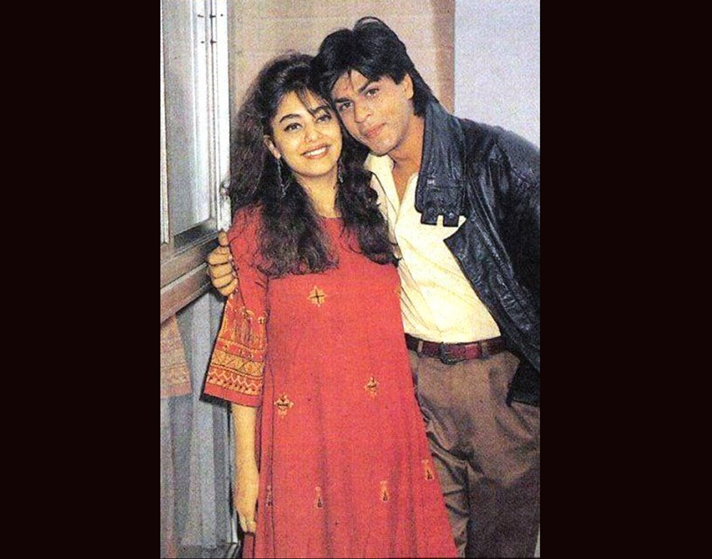 প্রথম ডেট নিয়ে শাহরুখ আর গৌরী দু’জনেই এত ভয় পেয়েছিলেন যে, পাঁচ-ছয় মিনিটের বেশি স্থায়ী হয়নি সে গল্প। তবে বলিউডের হিরো কিন্তু নম্বর নিয়েছিলেন গৌরীর বাড়ির। গৌরীকে শাহিন নাম নিয়ে ফোনও করেন।