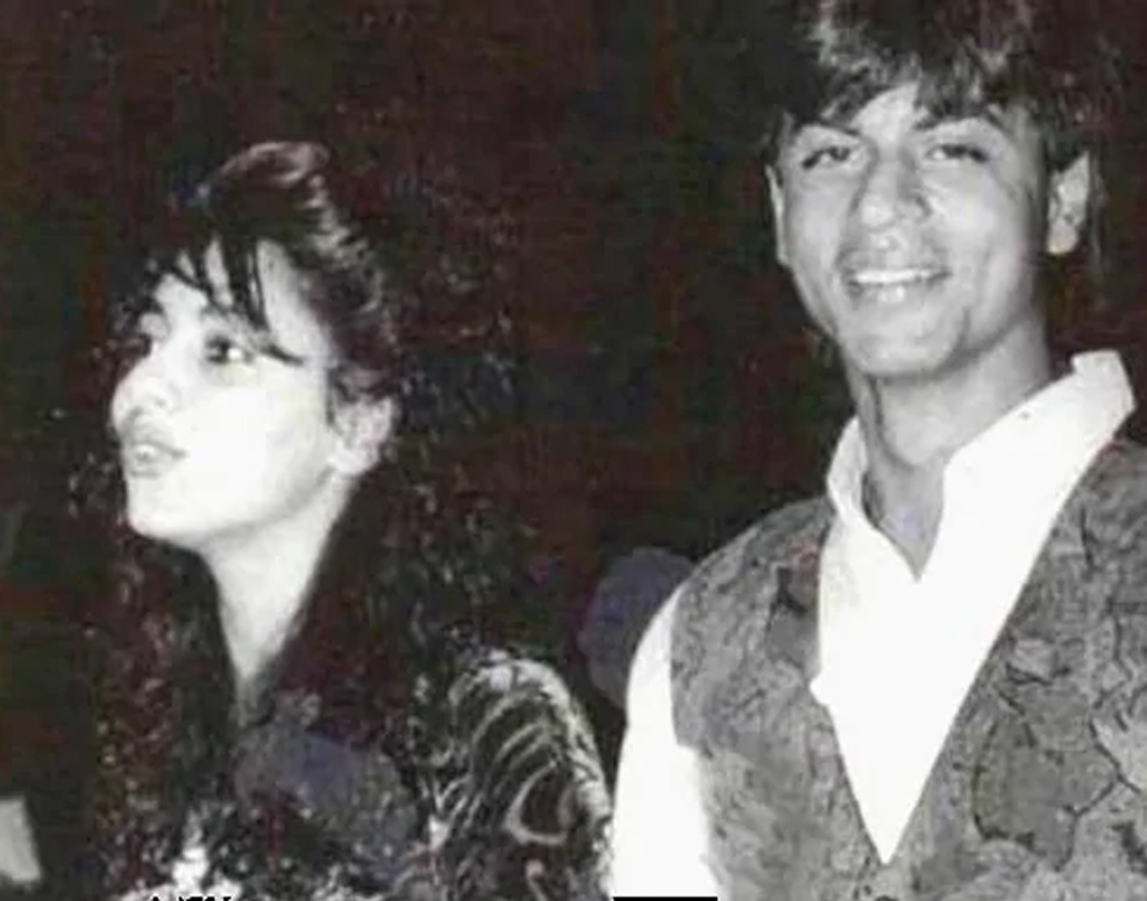 শাহরুখও পকেটে ১০ হাজার টাকা নিয়ে চলে আসেন গৌরীর মন ভোলাতে। সেই টাকা আবার দিয়েছিলেন গৌরীর মা। কিন্তু গৌরীকে কিছুতেই খুঁজে পাচ্ছিলেন না শাহরুখ ও তাঁর বন্ধুরা। আচমকাই সমুদ্রতটে দু’জনের দেখা হয়। দু’জনেই কেঁদে ফেলেন। বুঝতে পারেন ভালবাসার গভীরতা।