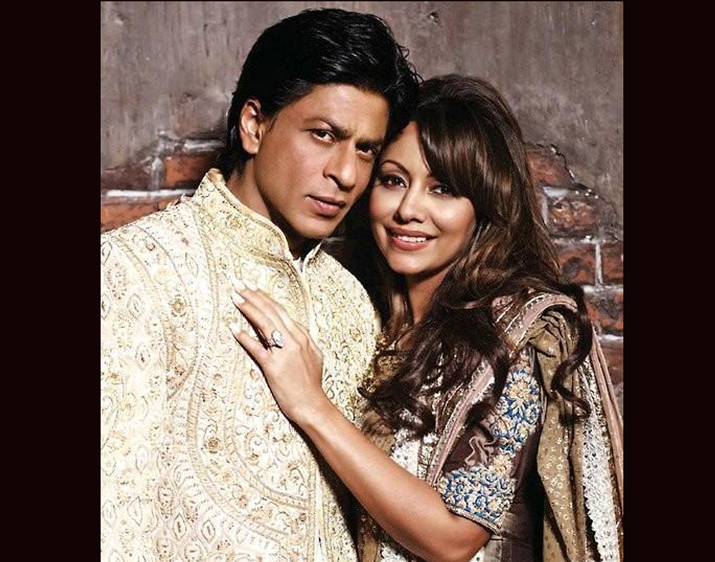 শাহরুখ নাকি গৌরীর পরিবারকে ‘ইমপ্রেস’ করতে প্রথমে সঠিক নামটাও বলেননি। সম্পর্কের প্রায় পাঁচ বছর পর্যন্ত শাহরুখের আসল নাম জানতেন না গৌরীর বাড়ির লোক, সর্বভারতীয় দৈনিকে প্রকাশিত হয়েছিল এমনটাই।