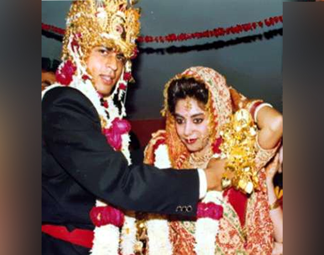 ১৯৯১ সালের ২৫ অক্টোবর সাত পাকে বাঁধা পড়লেন তাঁরা। বিয়ের জন্য নিজের স্যুট কেনার পয়সা ছিল না শাহরুখের। ‘রাজু বন গ্যয়া জেন্টলম্যান’ ছবির কস্টিউম ডিজাইনার থেকে স্যুট ভাড়া নিয়েছিলেন তিনি।