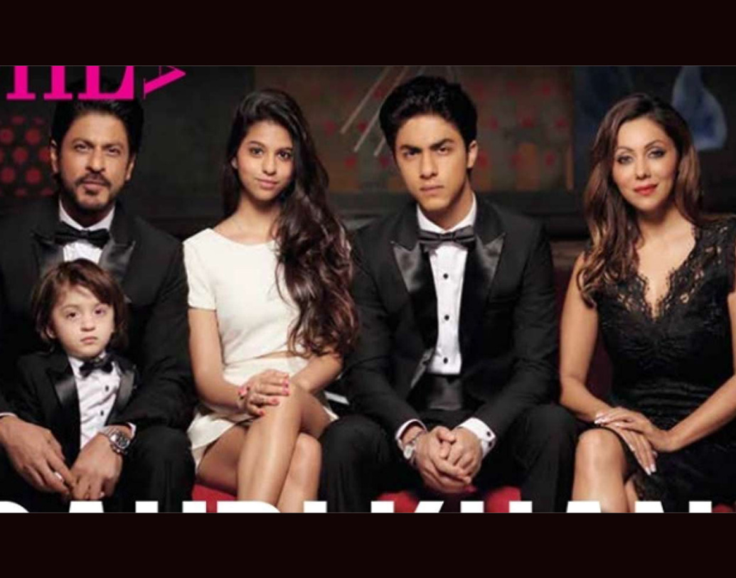 বিয়ের ছ’বছর পর পর্যন্ত বলিউডে মোটামুটি স্ট্রাগল করেছেন শাহরুখ। সেই সময়ই জন্ম হল প্রথম সন্তান আরিয়ানের। ১৯৯৭ সাল তখন। এর পরেই বলিউডের অন্যতম নাম হয়ে ওঠেন শাহরুখ আর গৌরী। গৌরীর ইন্টিরিয়র ডিজাইন করার ইচ্ছেপূরণও শুরু হয়েছে।