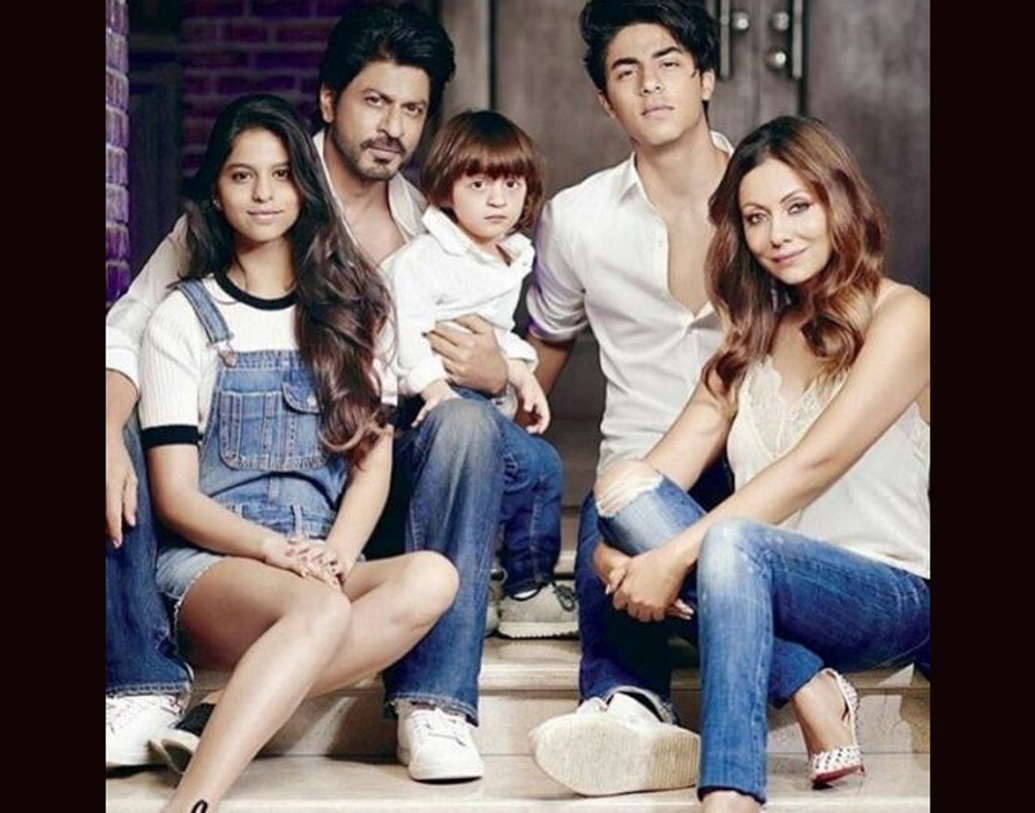 ২০০০ সালের মে মাসে জন্ম হল সুহানার। ২০১৩ সালে আবরামের জন্ম হয় সারোগেসি পদ্ধতিতে। গৌরী বরাবরই শাহরুখের প্রতি পজেসিভ ছিলেন। ‘‘ভালবাসাকে’ ‘মন্নত’-এর চার দেওয়ালের মধ্যেই রাখতে চাই’’— গৌরী বলেন এমনটাই। বিয়ের এত বছর পেরিয়েও পরস্পরের পাশে রয়েছেন তাঁরা, কারণ তাঁরা যে বাস্তবের ‘মডেল কাপল’।