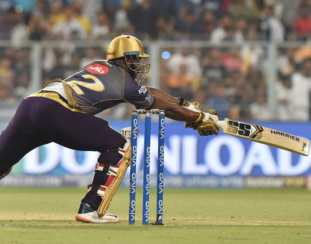 ব্যাট করতে নেমে কলকাতার স্কোর চার উইকেটে ৭৩ হয়ে গিয়েছিল, ৮.২ ওভারে। কিন্তু সেই সময় রাসেলকে নামানো হয়নি। ১৫.৩ ওভারে রাসেল নামলেন রবিবার খেলতে। নয়টি বল খেলে ১৫ রান করেন রাসেল, বেশি বল খেলার সুযোগই মেলেনি তাঁর, কারণ ব্যাটিং অর্ডারে অনেক পিছনে রয়েছেন তিনি।