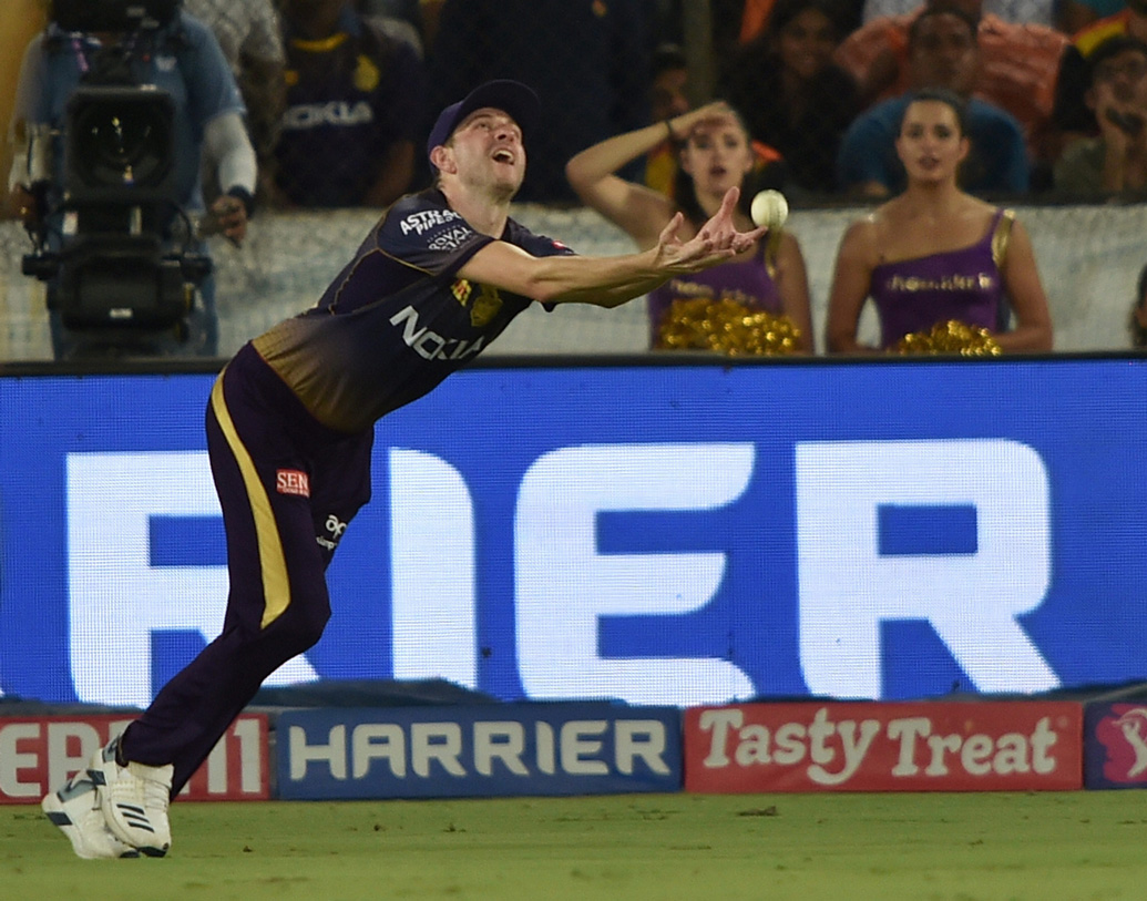 রবিবারের ম্যাচে তিনটে ক্যাচ মিস করলেন নাইট ফিল্ডাররা। প্রথম ক্যাচ মিস হল বেয়ারস্টো যখন এক রানে ব্যাট করছেন। ওই ক্যাচটা নিলে ম্যাচের ফল বদলাতে পারত। আত্মবিশ্বাসের কারণেই মনোসংযোগের অভাব ঘটছে।