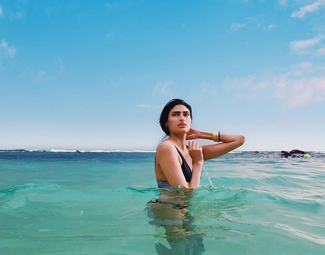 ‘হিরো’ ছবি দিয়ে বলিউডে ডেবিউ হয় এই স্টার কিডের। ‘মুবারক’ ছবিতেও কাজ করেছেন তিনি।