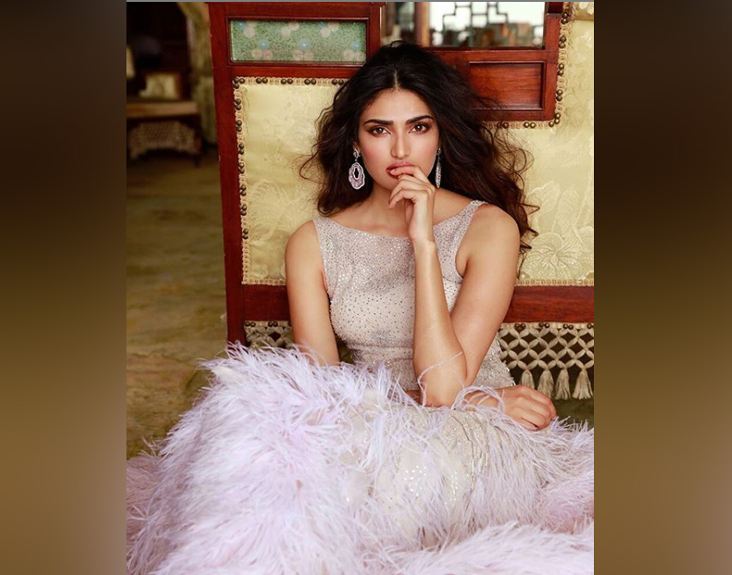 ইনি লুক নিয়ে বেশ সচেতন। মা-ই তাঁর স্টাইল আইকন, এমনটাই বলেন তিনি। কারণ মা তাঁকে এথনিক লুকে দেখতে বেশি পছন্দ করেন। তবে আথিয়ার মা কিন্তু বলিউডের অভিনেত্রী নন।