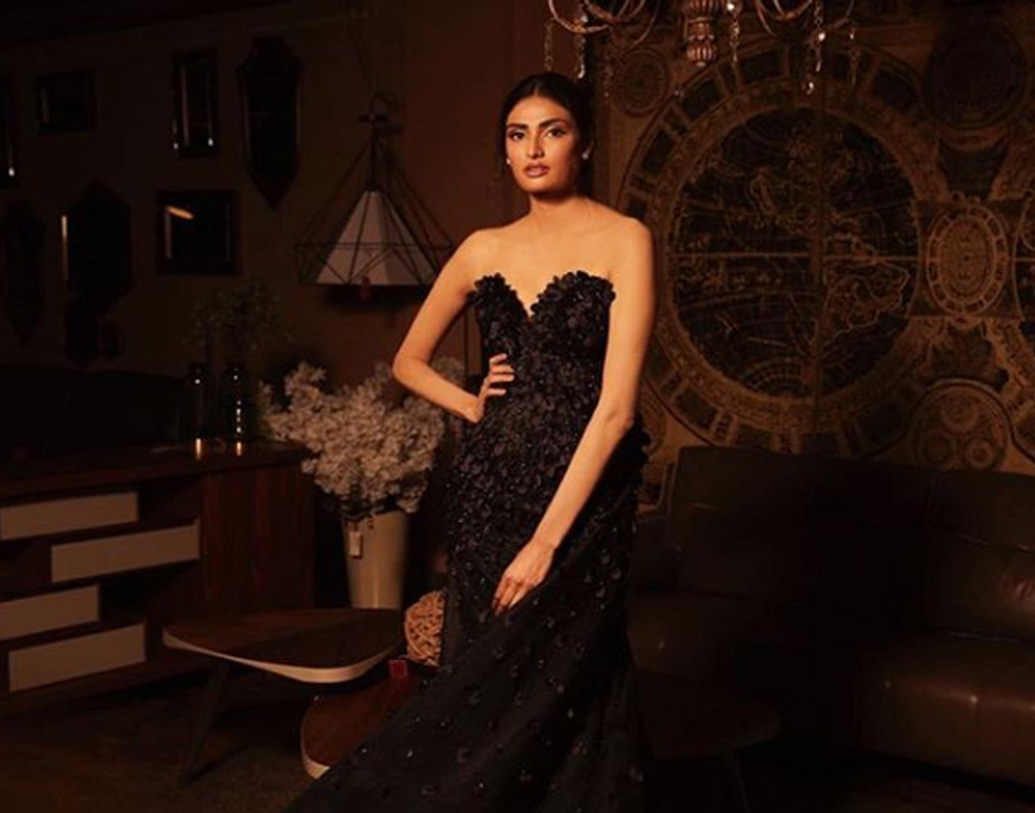 সোশ্যাল মিডিয়াতেও বেশ সক্রিয় তিনি, কারণ নায়িকার কথায়, ‘‘ফলোয়ারদের সঙ্গে নিয়মিত যোগাযোগ রাখতে পছন্দ করি আমি।’’