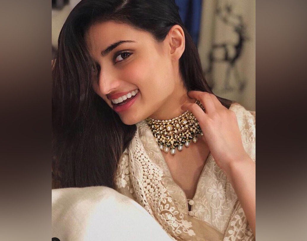 অভিনেত্রী না হল ফ্যাশন ডিজাইনার বা লেখিকা হতেন, এমনটাই সাক্ষাৎকারে জানিয়েছিলেন নায়িকা।