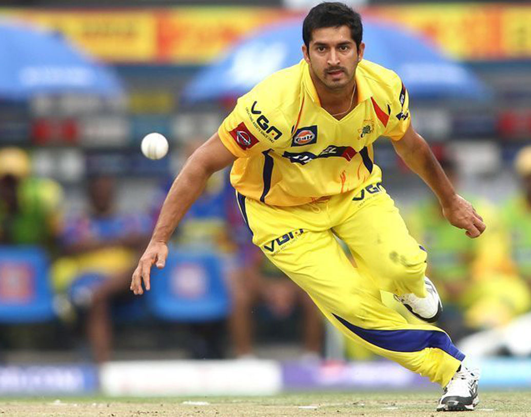 যেমন মোহিত শর্মার কথাই ধরুন। চলতি আইপিএলে চেন্নাই সুপারকিংস ৫ কোটি টাকায় কিনেছিল মোহিতকে। কিন্তু ওই পর্যন্তই! গোটা মরসুমে এখনও পর্যন্ত মাত্র ১টি ম্যাচে খেলার সুযোগ পেয়েছেন তিনি। বরং মোহিত যদি বেঙ্গালুরুর দলে থাকতেন, তা হলে ডেথ ওভারে বোলিং বিপর্যয় ঢাকতে ডেল স্টেনের সঙ্গেতাঁকে কাজে লাগানো যেত।