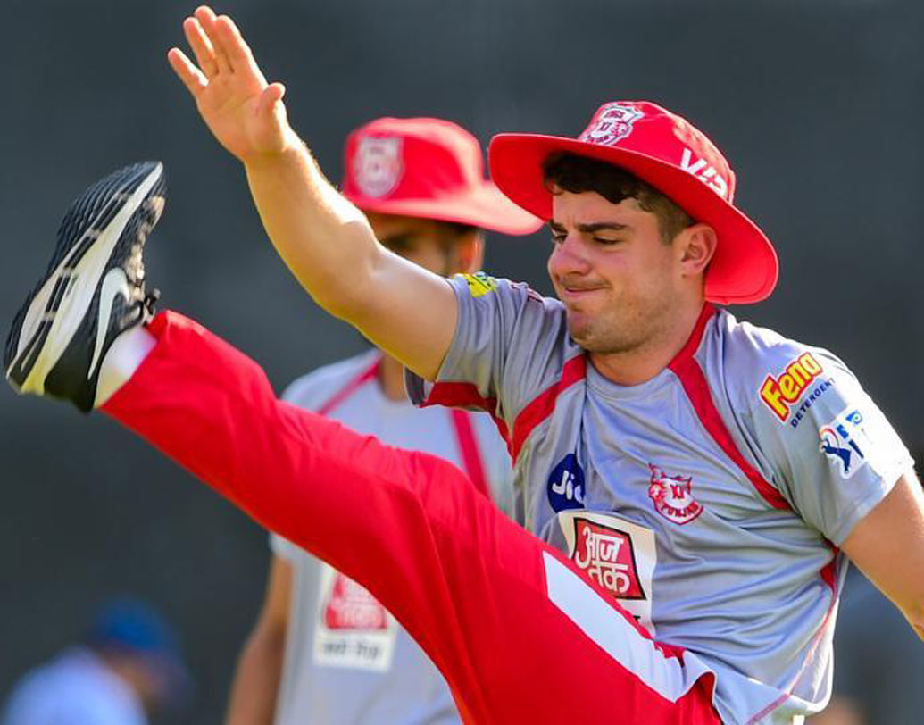 দল নিয়ে নানা পরীক্ষানিরীক্ষা চালিয়েছে কিংস ইলেভন পঞ্জাব। কিন্তু তার পরও তাঁদের সবচেয়ে অভিজ্ঞ বিদেশি খেলোয়াড় মোজেস হেনরিকস রয়ে গিয়েছেন মাঠের বাইরে। পঞ্জাবের হয়ে ডেবিউ ম্যাচ খেলার আগে তিনি চোট পেলেও তা সেরে গিয়েছে। তবু শিকে ছেঁড়েনি। বরং এই মুহূর্তে রাজস্থানের মিডল অর্ডারকে আরও মজবুত করতে বেন স্টোকসের জায়গায় তাঁকে খেলানো যেতে পারে।