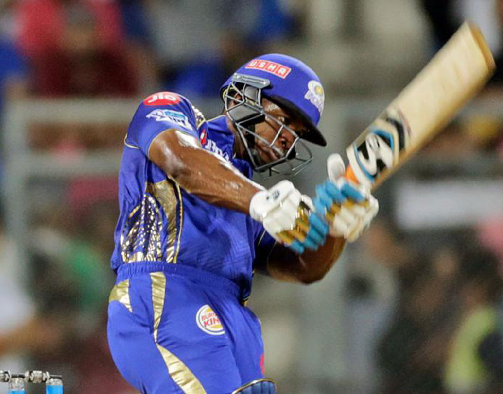 মুম্বই ইন্ডিয়ান্সের এভিন লুইসের কথাই ভাবুন।ডি’কক ভাল খেলে দিচ্ছেন বলে সে ভাবে সুযোগই মিলেছে না। অথচ গত মরসুমেও ৩৮২ রান করে নিজের জাত চিনিয়েছিলেন লুইস। ও দিকে ধোনির দুর্ধর্ষ ফিনিশ বা দারুণ বোলিং লাইন আপের কাঁধে ভর দিয়ে ম্যাচ জিতছে চেন্নাই। সুযোগ পেলে তাঁর আগ্রাসী ব্যাটিং চেন্নাইয়ে অনেকটাই সুবিধায় রাখতে পারত। বিশেষ করে ওপেনার ওয়াটসন যখন একেবারে ব্যর্থ।