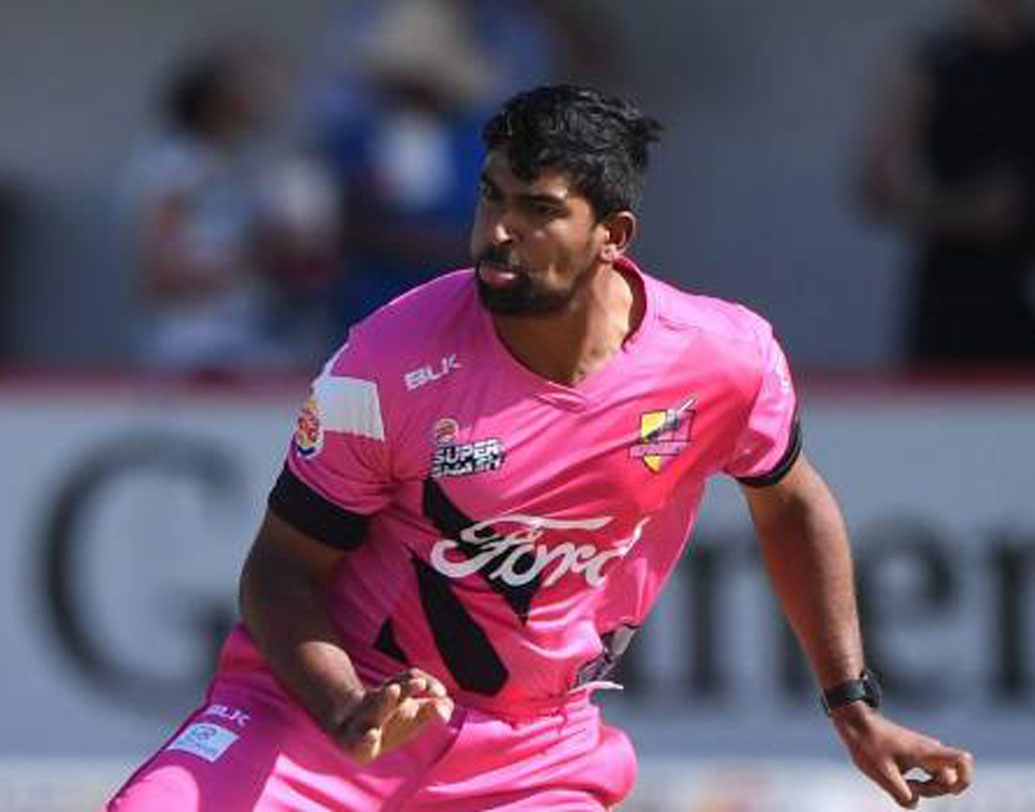 ঈশ সোধি রাজস্থান রয়্যালসের দলে থাকলেও একেবারেই ব্যবহৃত নয়। দলে শ্রেয়াস গোপাল ছাড়া আর কোনও বোলারই তেমন মারাত্মক সফল না হলেও এখনও কেন সোধিকে রিজার্ভ বেঞ্চে বসিয়ে রাখা হচ্ছে তা নিয়ে ক্রিকেট অনুরাগীরা বারবার প্রশ্ন তুলছেন। অথচ ইকনমি রেট থেকে শুরু করে উইকেট নেওয়ার ক্ষমতায় এই সময় মুম্বই ইন্ডিয়ান্সের দলে তাঁকে বড় প্রয়োজন।