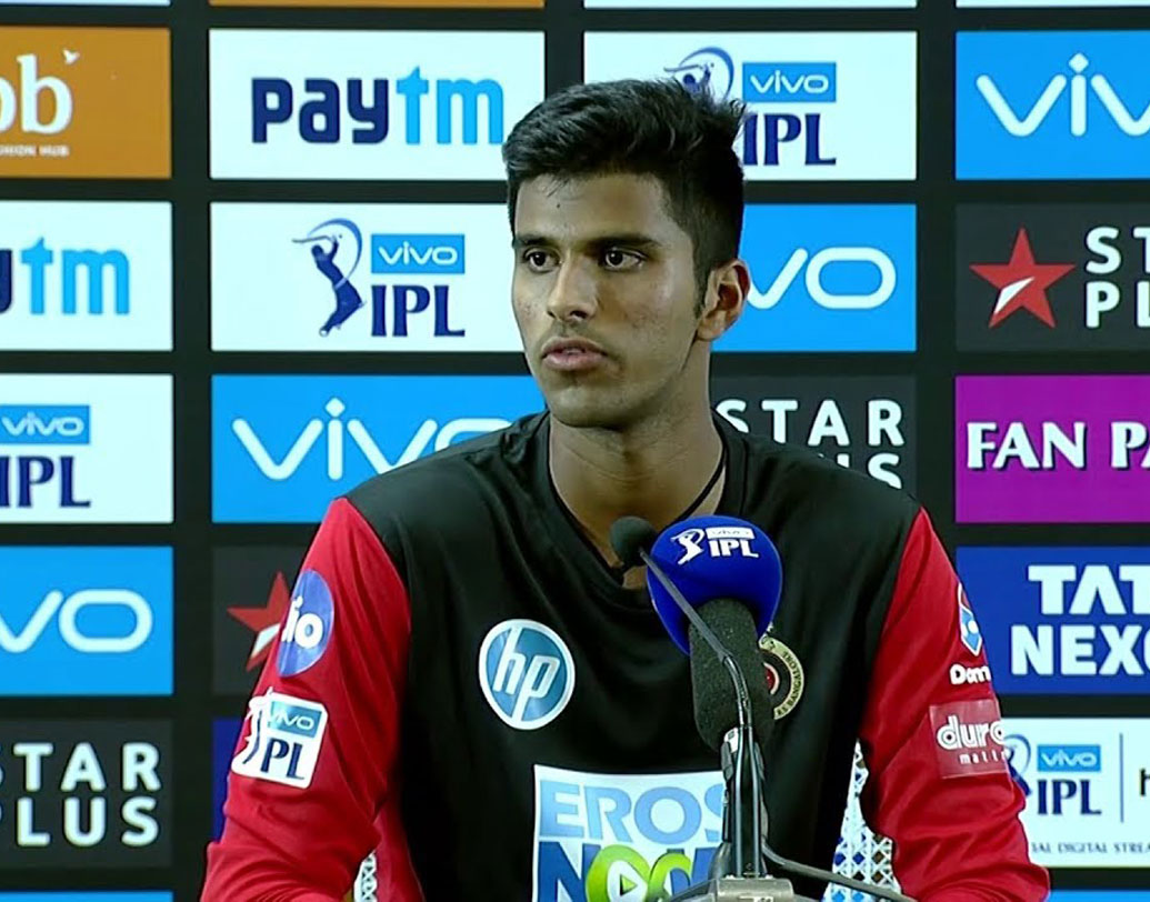 রয়্যাল চ্যালেঞ্জার্স বেঙ্গালুরুতে রয়েছেন ওয়াশিংটন সুন্দর। তবু পরিকল্পনায় গলদ এবং প্রাথমিক অফ ফর্মের কারণে ওয়াশিংটনকে সে ভাবে সুযোগ দেওয়াই হচ্ছে না।অথচ পাওয়ার প্লে-তে মহম্মদ নবির বোলিংয়ের উপর ভর করে ম্যাচ টেনে বার করার যে চেষ্টা সানরাইজার্স হায়দরাবাদের রয়েছে, সেই কাজকে নবির পাশে দাঁড়িয়ে আরও সহজ করতে পারতেন ওয়াশিংটন সুন্দর।