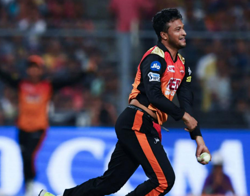 বাংলাদেশের বিশ্বকাপ ট্রেনিং ক্যাম্পে না গিয়ে সানরাইজার্সে থেকে যাওয়ার সিদ্ধন্ত নিয়েছেন সাকিব আল হাসান। তবু দলে তাঁকে সে ভাবে আর নেওয়া হচ্ছে কই? নবির মারাত্মক বোলিং সাকিবের সুযোগের সামনে বার বার বাধা হয়ে দাঁড়াচ্ছে। কিন্তু দিল্লির মিডল অর্ডারকে আর একটু পোক্ত করতে‌ সাকিবের মতো অলরাউন্ডার তাঁদের এই মুহূর্তে বড় প্রয়োজন ছিল।