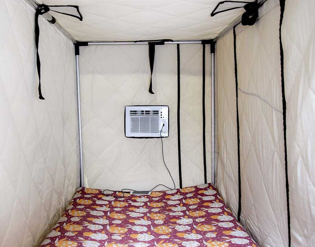 দেখতে অনেকটা তাঁবুর মতো। এমন ভাবে এটি বানানো হয়েছে, যাতে সারা ঘরের বদলে শুধুমাত্র বিছানাটুকু ঠান্ডা করা যায়। দেওয়ালের সঙ্গে যুক্ত না থাকায় প্রয়োজনে অন্য ঘরেও নিয়ে যাওয়া সম্ভব।