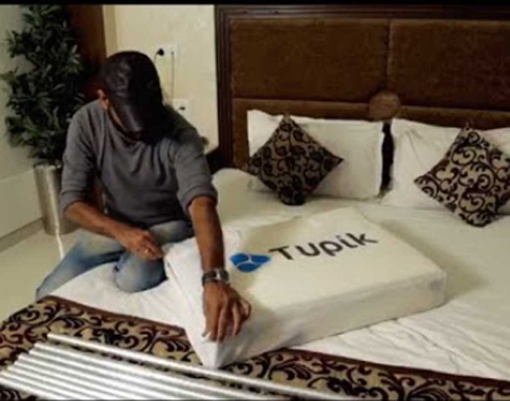 রবির দাবি, বিদ্যুৎ চলে গেলেও নির্দ্বিধায় ইনভার্টারে চালাতে পারবেন এই এসি। ইনস্টল করার জন্য টেকনিশিয়ানের সাহায্যেরও প্রয়োজন নেই। কিনে এনে নিজেই বাড়িতে লাগিয়ে ফেলতে পারবেন।