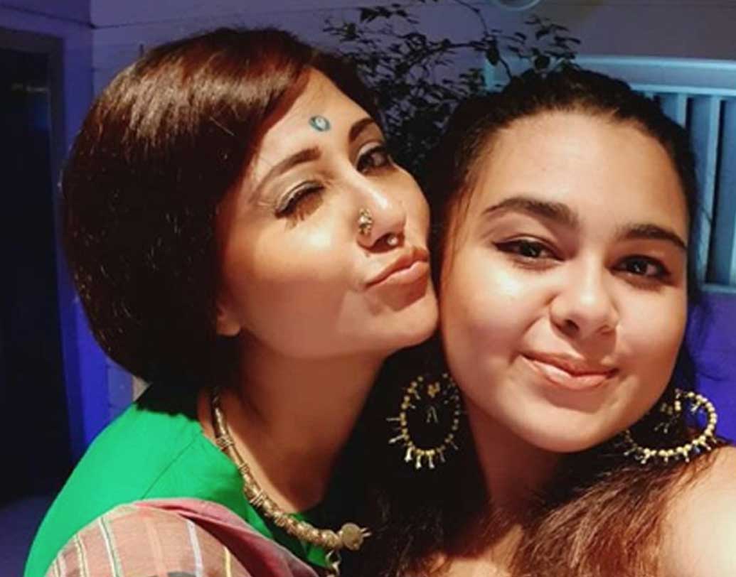 অন্বেষা: স্বস্তিকা মুখোপাধ্যায়ের মেয়ে। কলেজ পড়ুয়া। পড়াশোনার সূত্রেই মুম্বইতে থাকেন তিনি। এক কথায় মায়ের বেস্টফ্রেন্ড। কিন্তু সিনেমায় অভিনয়? না! এখনও তেমন সম্ভাবনার কথা শোনা যায়নি।