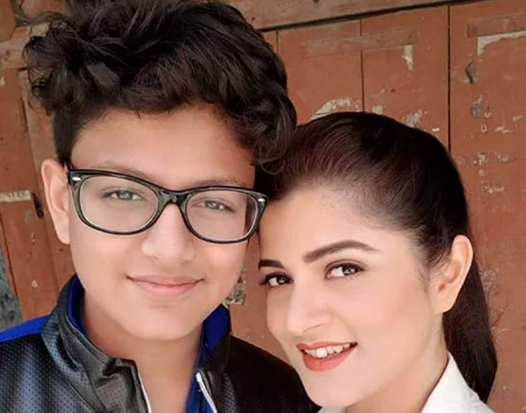 ঝিনুক: শ্রাবন্তী চট্টোপাধ্যায়ের ছেলে। শ্রাবন্তী অনেক সময় বলেছেন, মা, ছেলে এক সঙ্গেই বড় হয়েছেন। ঝিনুক এক কথায় শ্রাবন্তীর সাপোর্ট সিস্টেম। তবে মায়ের পেশাই ভবিষ্যতে বেছে নেবে কি না, তা নিয়ে এখনও কোনও সিদ্ধান্তের কথা প্রকাশ্যে জানা যায়নি।