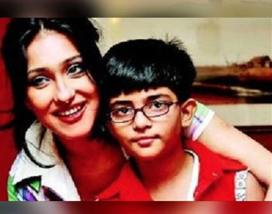 অঙ্কন চক্রবর্তী: ঋতুপর্ণার ছেলে পড়াশোনার সূত্রে দীর্ঘ দিন ধরে বাবা অর্থাত্ সঞ্জয় চক্রবর্তীর সঙ্গে সিঙ্গাপুরে থাকে। এই স্টার কিডও অভিনয় নিয়ে কেরিয়ার তৈরি আগ্রহী নয় বলেই খবর।