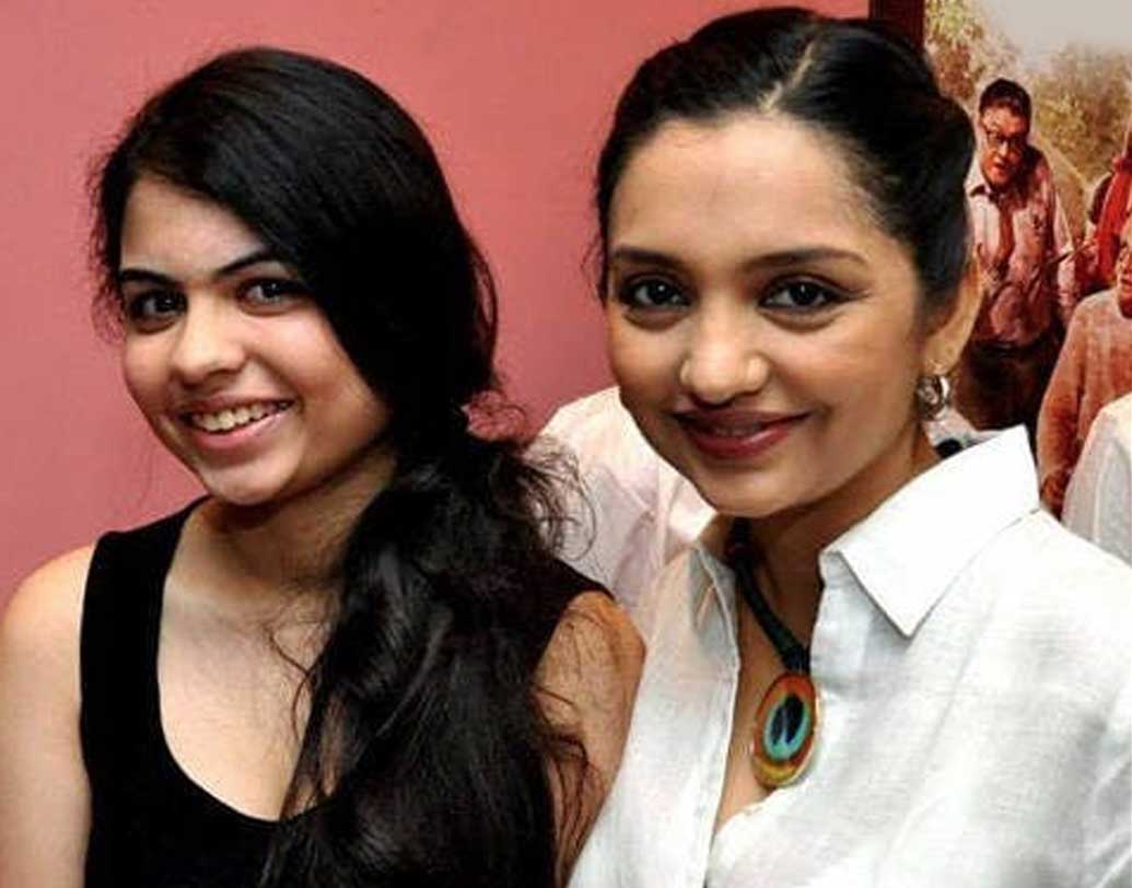 শিবাঙ্গী: জুন মালিয়ার কন্যা। তবে মায়ের মতো অভিনয় নিয়ে এখনও পর্যন্ত তিনি আগ্রহ দেখাননি।