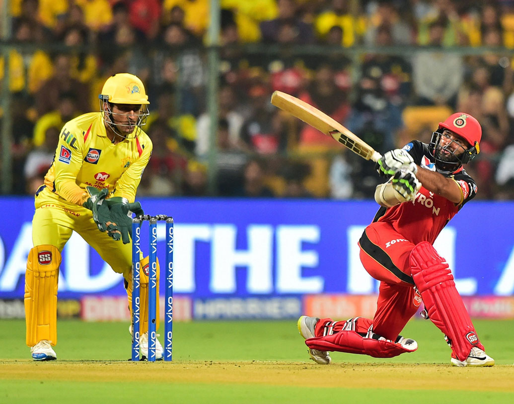 ওপেনার হিসেবে পার্থিব পটেলের ফর্ম নিয়ে একেবারেই চিন্তায় নেই ক্যাপ্টেন কোহালি। সিএসকে-র বিরুদ্ধে ৩৭ বলে ৫৩ রানের দুরন্ত ইনিংস খেলেছেন। উইকেটের পিছনে দাঁড়িয়ে শেষ বলে এক টিপে শার্দূল ঠাকুরকে রান আউট করে টিমকে অবিশ্বাস্য জয় এনে দিয়েছেন। ফলে ওপেনারের স্লটে আজও নামতে পারেন পার্থিব।