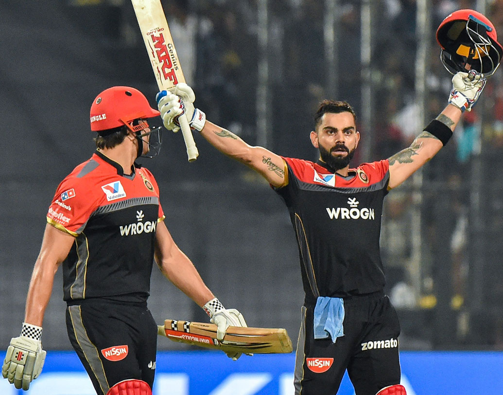 আইপিএলেও বিরাট কোহালির ব্যাট বেশ ভালই কথা বলছে। ১০ ম্যাচে ইতিমধ্যেই ৩৮৭ রান করে ফেলেছেন। এসেছে চোখ ঝলসানো সেঞ্চুরিও। পার্থিব পটেলকে সঙ্গে নিয়ে ওপেনিং স্লটে আজও দেখা যেতে পারে  বিরাট কোহালিকেই।