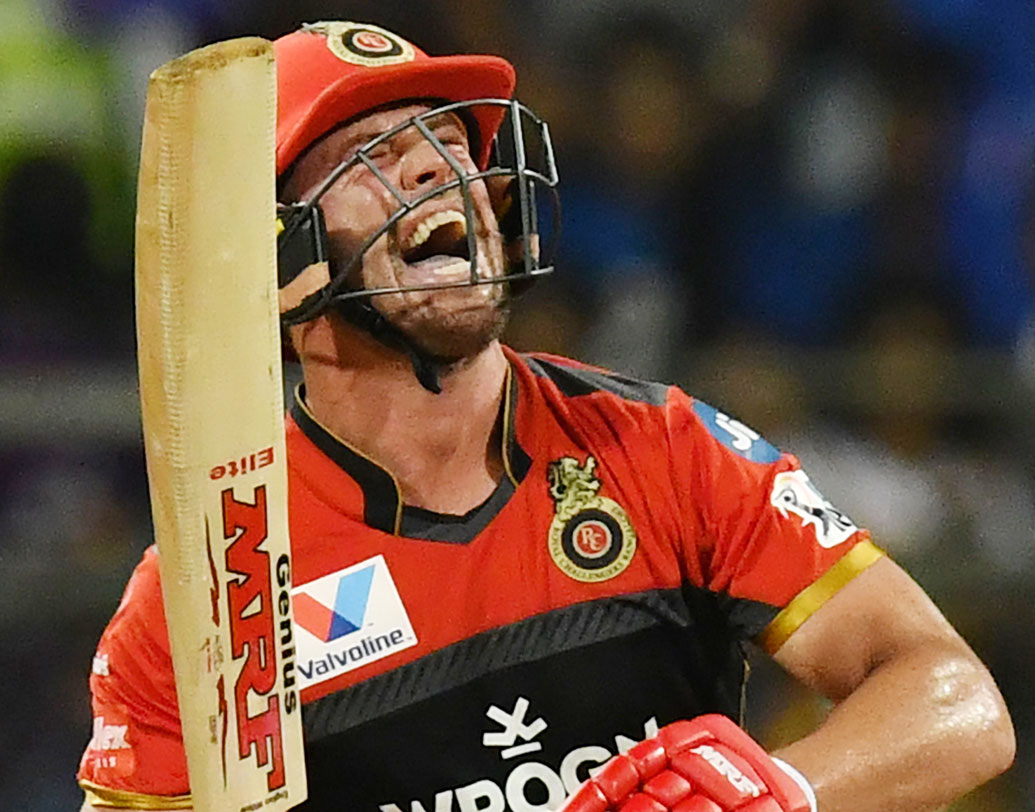 ব্যাট হাতে তো বটেই, ফিল্ডার হিসেবেও যে কোনও একাদশে অনায়াসে ঢুকে পড়তে পারে এবি ডি’ভিলিয়ার্স। এই আইপিএলেও বাউন্ডারি লাইনে দাঁড়িয়ে অবিশ্বাস্য সব কেরামতি দেখিয়েছেন। টুর্নামেন্টের ন’টি ম্যাচে তাঁর রান ৩৩২। স্ট্রাইক রেটটা দেখুন, ১৫২.২৯। মাস্ট উইন ম্যাচে আরসিবি-র তিন নম্বরে এক রকম নিশ্চিত এবি।