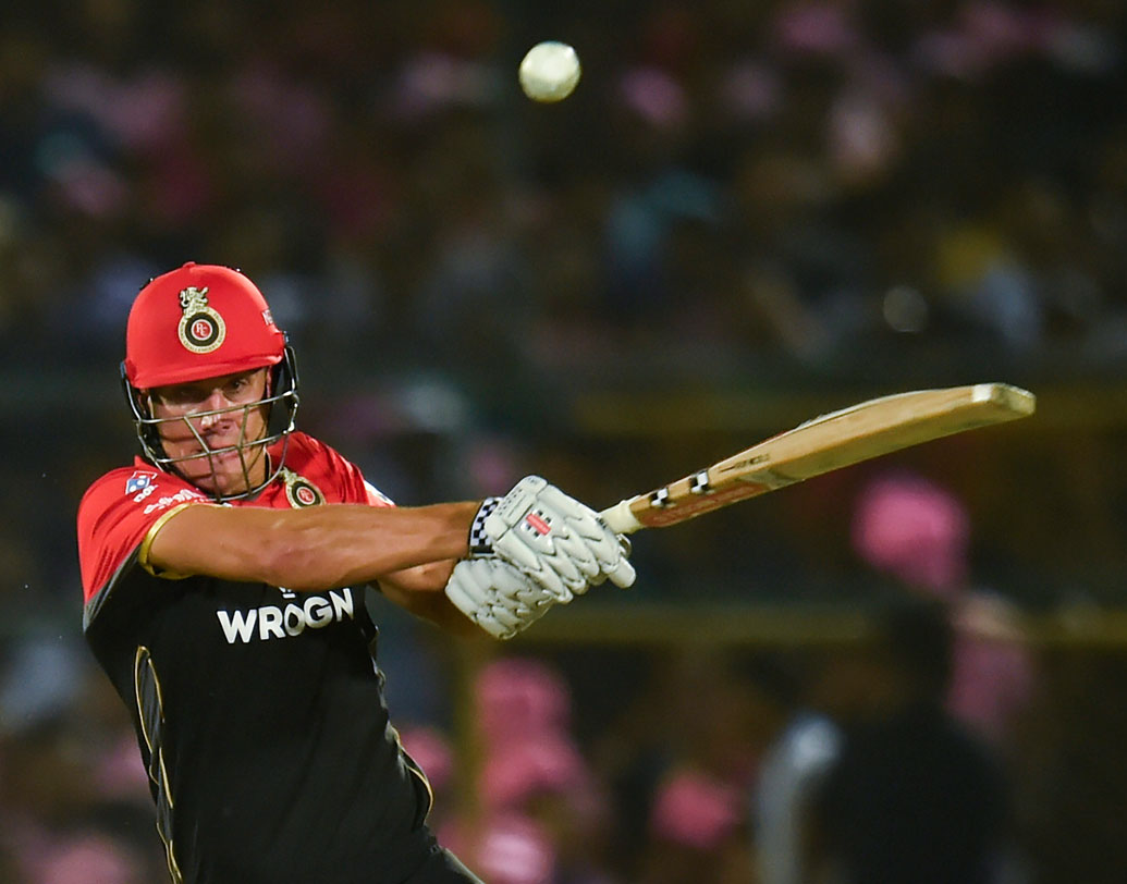 এবি ডি’ভিলিয়ার্সের মতো ধ্বংসাত্মক ব্যাটিং না করলেও মিডল ওভারগুলিতে টিমের এক প্রান্ত ধরে রেখেছেন মার্কাস স্টোইনিস। এর পর ডেথ ওভারে তাঁর ব্যাট থেকে এসেছে বিগ শটস। বেশ খোলতাই করে হাঁকিয়েছেন চার-ছয়। টুর্নামেন্টে তাঁর স্ট্রাইক রেটে ১৩৭.১১। আজকের টিমে স্টোইনিসের থাকাটাও তাই প্রায় নিশ্চিত।