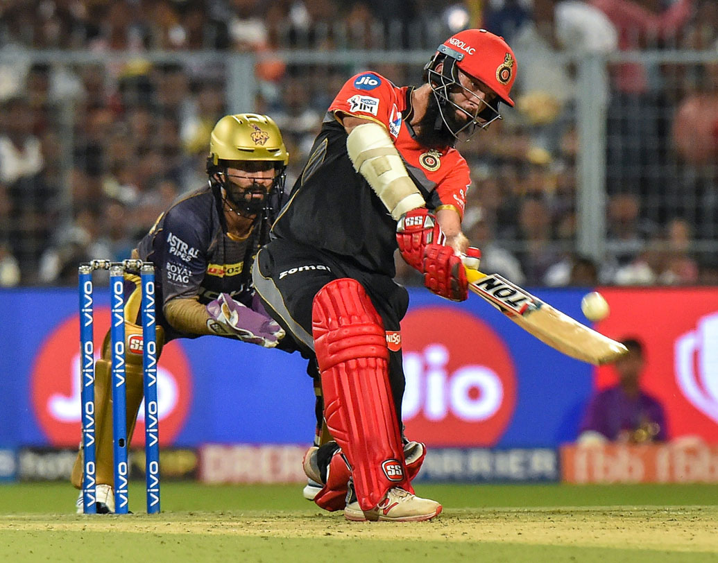 আরসিবি-র ম্যাচ এলেই ডি’ভিলিয়ার্স-কোহালিদের কথাই আলোচনায় উঠে আসে। তবে মউন আলির কথাটা ভুলে যাবেন না যেন! ইডেনে কেকেআরের বিরুদ্ধে মইনের ২৮ বলে ৬৬ রানের ইনিংস দেখে তাঁর ভূয়সী প্রশংসা করেছেন কোহালি। ১০ ম্যাচে ২১৬ রানের পাশাপাশি ৫ উইকেটও তুলে নিয়েছেন মইন। কিংসদের বিরুদ্ধে জিততে গুরুত্বপূর্ণ ভূমিকা নিতে পারেন তিনি।