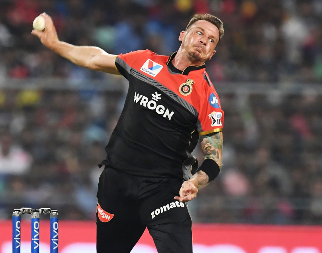 কিংসদের বিরুদ্ধে আরসিবি-র তুরুপের তাস হয়ে উঠতে পারেন ডেল স্টেন। কোহালি নিজেই বলেছেন, নতুন বলে ও প্রথম দু’ওভারে ভয়ঙ্কর হয়ে উঠলেও তাঁদের কাজ সহজ হয়ে যাবে। চলতি আইপিএলে মাত্র ২ ম্যাচ খেলা স্টেন-ও অবশ্যই মুখিয়ে থাকবেন আজকের মাস্ট উইন ম্যাচে কিংসদের দেওয়ালে ফাটল ধরাতে।