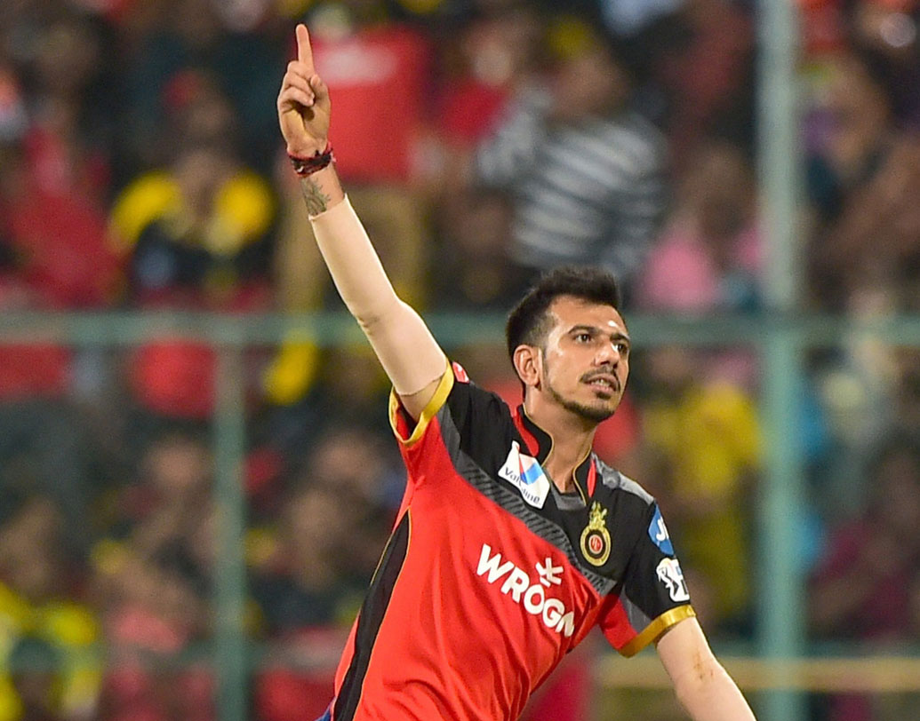 আরসিবি-র বোলিং আক্রমণের প্রধান অস্ত্র হয়ে উঠেছেন যুজবেন্দ্র চহাল। ১০ ম্যাচে তুলে নিয়েছেন ১৪ উইকেট। স্টেনের গোলাগুলিতে ক্ষতবিক্ষত কিংসদের প্যাভিলিয়নে ফেরাতেও কার্যকরী হয়ে উঠতে পারেন চহাল।