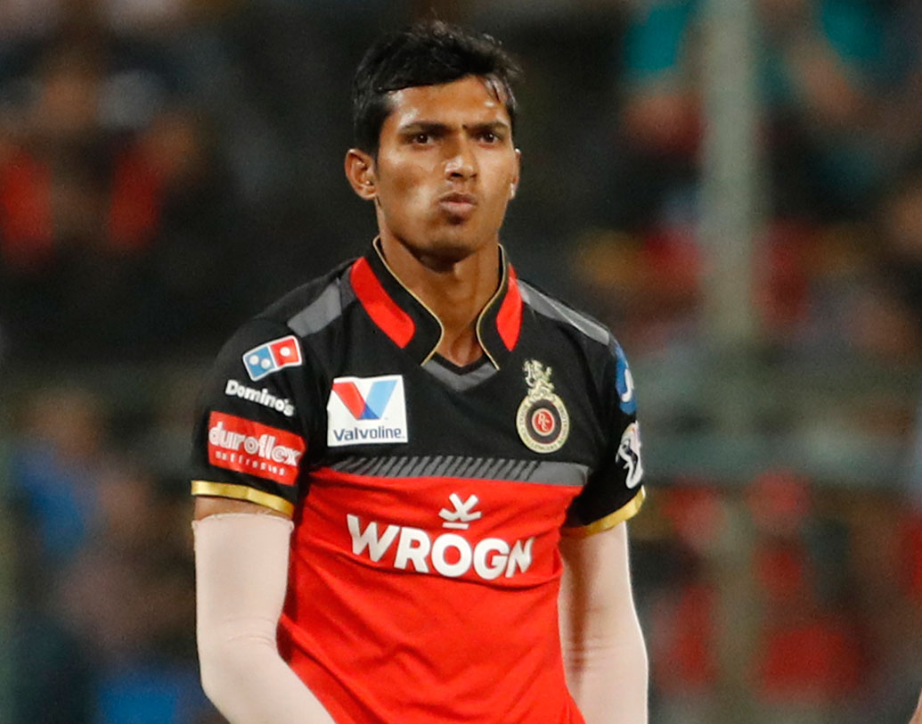 অনেকের মতে, টিম ইন্ডিয়ার ভবিষ্যতের তারকা হতে পারেন নবদীপ সাইনি। ঘণ্টায় ১৪০ কিলোমিটারেরও বেশি গতিতে বল করতে পারেন। সেই সঙ্গে গুরুত্বপূর্ণ মুহূর্তে উইকেটও উপহার দেন আরসিবি-কে। ৯ ম্যাচে নিয়েছেন ৬ উইকেট। আজকের ম্যাচ জিততে সাইনি সহায়তা কিন্তু বেশ জরুরি।