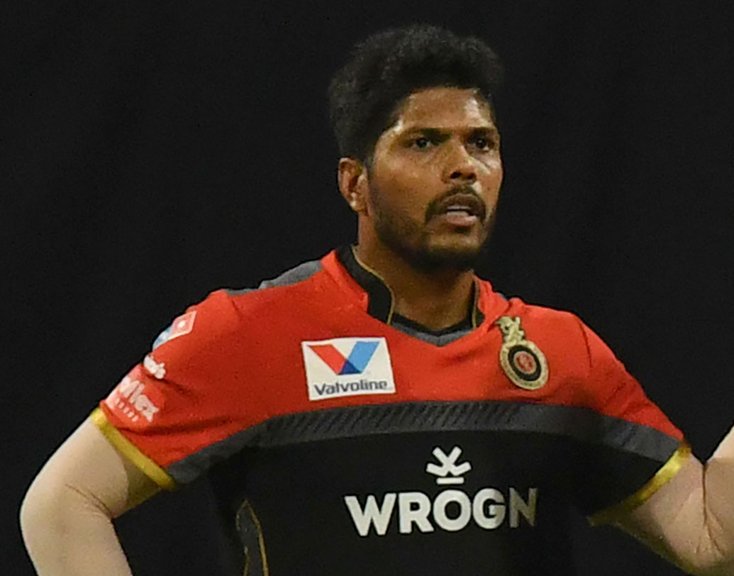 রান খরচ করলেও নতুন বলে কামাল করতে পারেন উমেশ যাদব। চলতি আইপিএলে ৭ ম্যাচে ৪ উইকেট তুলে নিয়েছেন তিনি। স্টেন-সাইনির সঙ্গে আরসিবি-র বোলিং আক্রমণের দায়িত্বে থাকতে পারেন উমেশ।