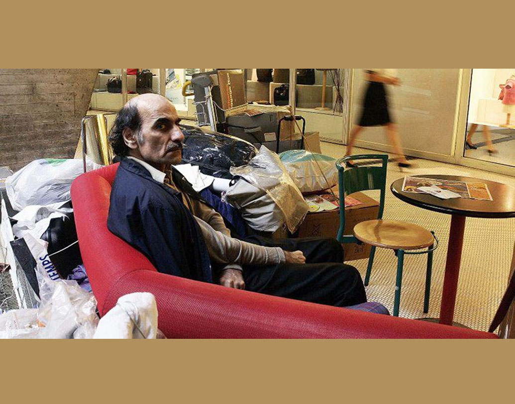 স্টিভেন স্পিলবার্গের ‘দ্য টার্মিনাল’ ফিল্মটা মনে আছে? রাতারাতি দেশহীন হয়ে নিউ ইয়র্কের বিমানবন্দরে ‘বন্দি’ হয়ে পড়েছিলেন ভিক্টর নাভরোস্কি। এমনই ঘটেছিল ইরানের শরণার্থী মেহরান করিমি নাসেরি-র সঙ্গে। নথিপত্র অবৈধ হওয়ায় অনির্দিষ্ট কালের জন্য আটকে ছিলেন প্যারিসের বিমানবন্দরে। স্পিলবার্গের ফিল্মটি ওই ঘটনার ছায়ায় তৈরি।