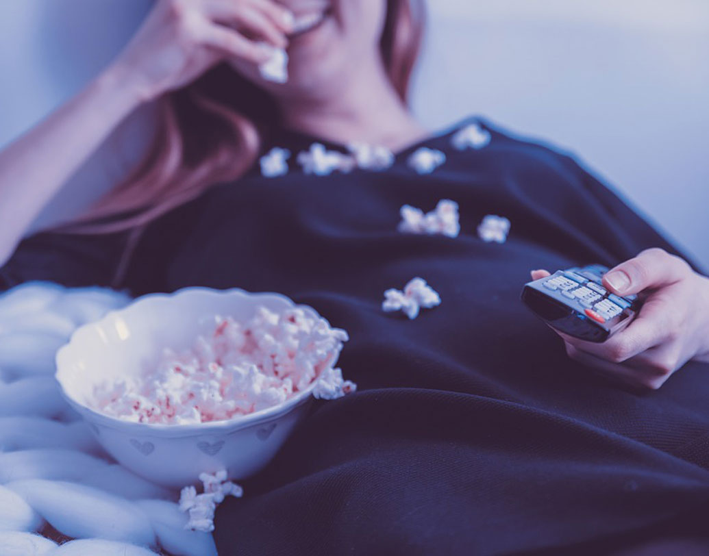 পান থেকে চুন খসলেই অনেকেই আইন-আদালতের ভয় দেখান। তবে আমেরিকার টিমোথি দামোশেল কবেই আপনাদের ছাপিয়ে গিয়েছেন। ২০১৪-এ কেব্‌ল টিভি সংস্থাকে আদালতে টেনে নিয়ে গিয়েছিলেন টিমোথি। তাঁর অভিযোগ, টিভির সামনে সারা ক্ষণ বসে থাকায় স্ত্রীর ওজন বেড়ে গিয়েছে।  আর এর জন্য দায়ী টিভি সংস্থাই!