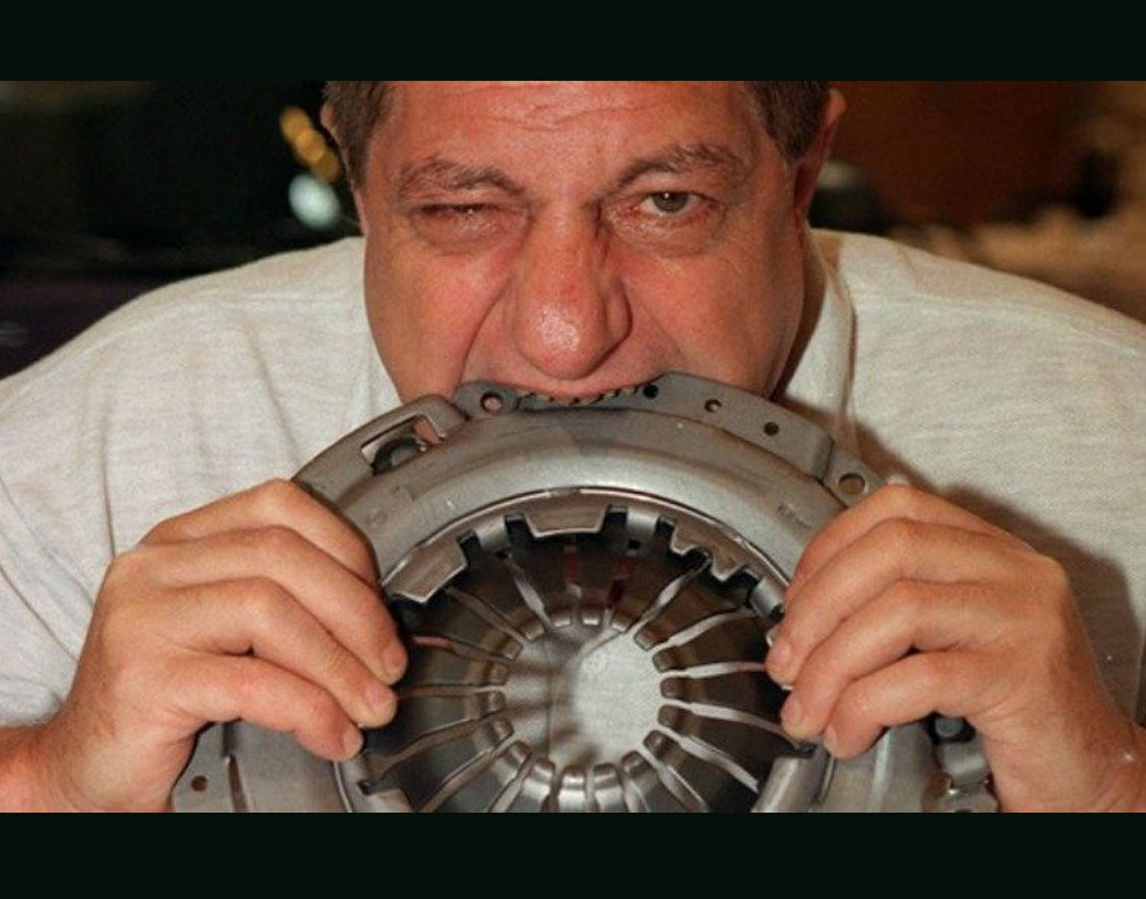 মিশেল লোলিতো খেতে খুব ভালবাসতেন। তবে আমার-আপনার মতো খাবার নয়। ফ্রান্সের এই নাগরিক চেখে দেখেছেন রাবার, কাচ, ধাতব পদার্থও। ছোটখাটো গাড়ি, সাইকেল থেকে শুরু করে এক বার আস্ত একটা বিমানও খেয়ে ফেলেছিলেন, দাবি মিশেলের। তা-ও ৫৭ বছর পর্যন্ত দিব্যি বেঁচেবর্তে ছিলেন তিনি। ২০০৭ সালে মারা যান তিনি।