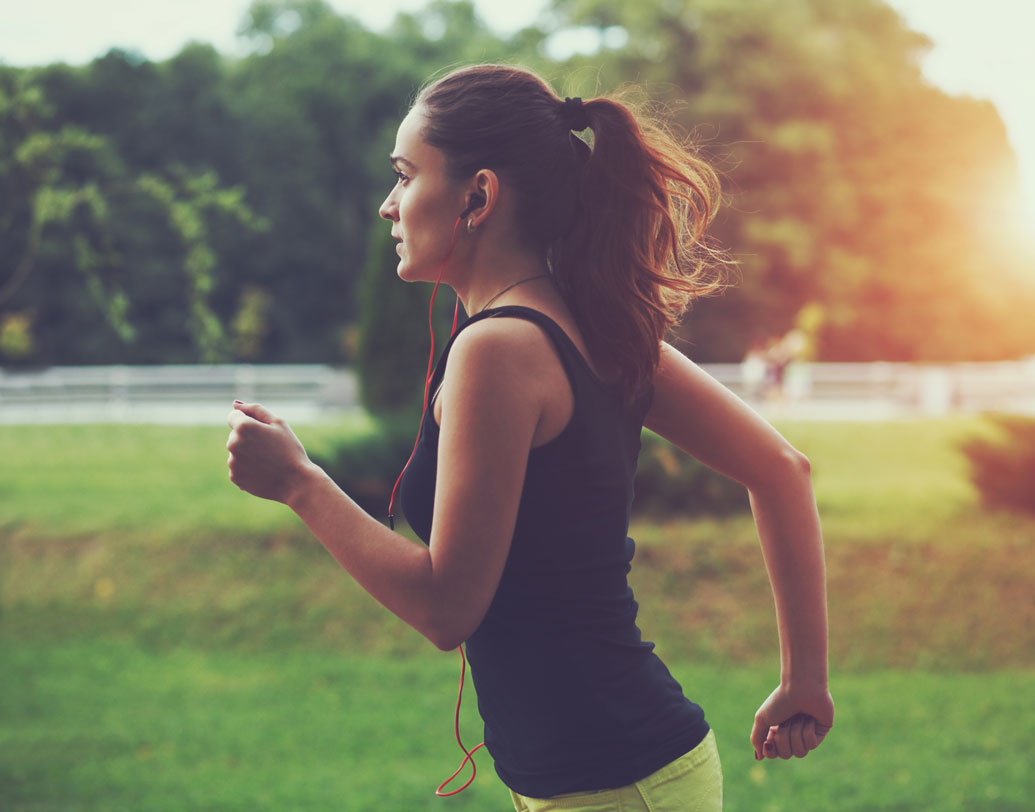 সকালে উঠে হাঁটাহাঁটি করেন খানিকটা? এ বার রুটিনটা একটু বদলান। চেষ্টা করুন সপ্তাহে অন্তত তিন দিন ধীর গতিতে (স্পিড জগিং) দৌড়তে। ৯০ কিলোগ্রাম পর্যন্ত ওজন যাঁদের, তাঁদের ক্ষেত্রে ৫০ মিনিটের এমন দৌড় কমাতে পারে ৮০০ ক্যালোরি। সারা দিনের কাজের ফাঁকে যে কোনও সময় এই ৫০ মিনিট বার করুন ছিপছিপে থাকতে।