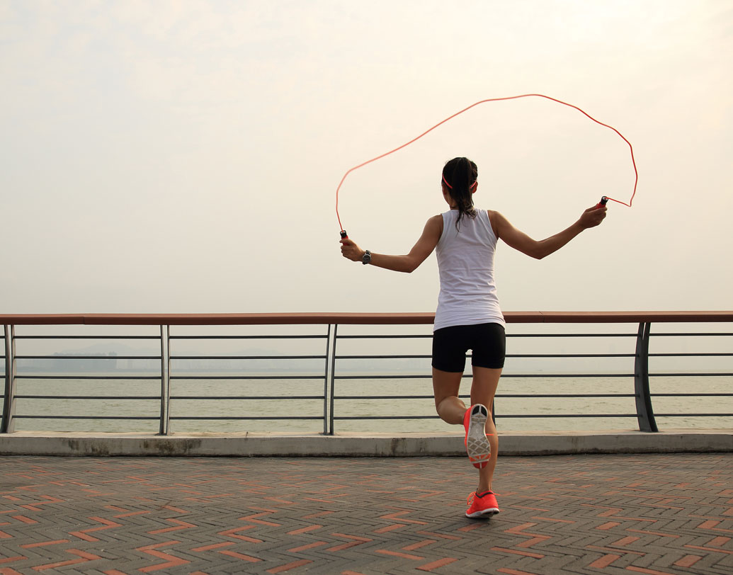নির্দিষ্ট সময়ে বাড়ির বাইরে গিয়ে হাঁটাহাঁটির সময় থাকে না অনেকেরই। দৌড়নোর মতো রাস্তা বা পার্কও যে নাগালের মধ্যে থাকবে এমনও নয়। তাঁরা আজই কিনে পেলুন লাফদড়ি। বাড়ির ফাঁকা কোনও জায়গায় বা ছাদে এই ব্যায়াম শুরু করুন। টানা মিনিট ১৫ লাফদড়ি অভ্যাস করলে প্রায় ৯৫০ ক্যালোরি ঝরে। একটানা ১৫ মিনিট না পারলে প্রথম দিকে ছোট ছোট বিরতি নিন।