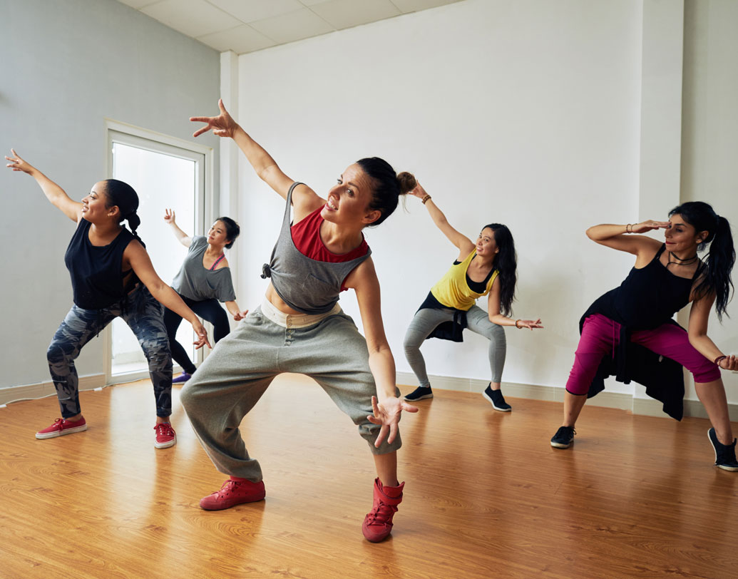 লাফদড়িতেও অনীহা? আরও সহজ অথচ কার্যকর কোনও উপায় খুঁজছেন, যাতে মনেরও আরাম হবে? তা হলে মিউজিক সিস্টেম বা মোবাইল চালু করুন। পছন্দের কোনও গানের সঙ্গে গা ঘামিয়ে নাচানাচি করুন। আধ ঘণ্টা নাচে কমে প্রায় ৯০০ ক্যালোরি। যাঁরা প্রথাগত নৃত্যচর্চা করেন, তাঁরাও নাচের অভ্যাস রাখুন। এতে নৃত্যকলায় দক্ষ হওয়ার সঙ্গে শরীরও থাকবে মেদহীন।