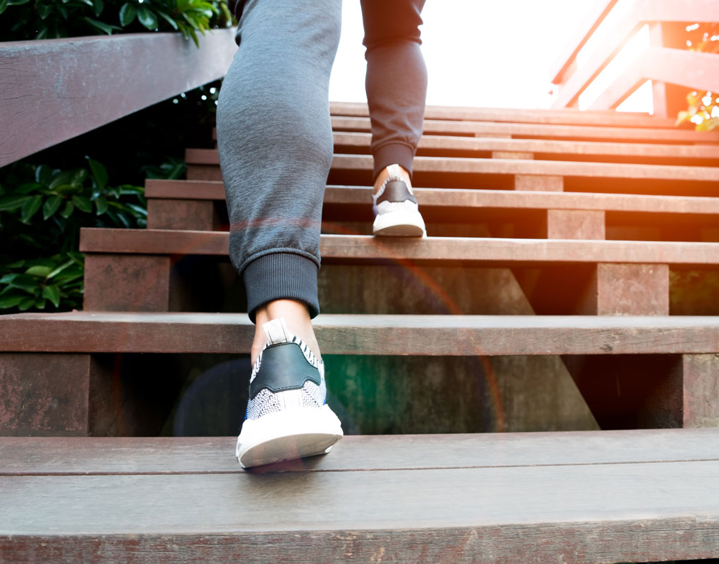 সাঁতার বা নাচেরও সময় নেই সারা দিনে। উদয়াস্ত পরিশ্রমেই দিন কাবার। এমন মানুষের সংখ্যা কম নয়। তাঁরা বরং বেছে নিন আরও সহজতর উপায়কে। অফিসে হোক বা বাড়িতে, সিঁড়ি ভাঙুন যতটা পারেন। দ্রুত গতিতে কয়েক ধাপ সিঁড়ি ভেঙে উপরে উঠুন, আবার নামুন। এমন অভ্যাস একটানা আধ ঘণ্টা করতে পারলে প্রায় ৫০০ ক্যালোরি ধরাতে পারবেন সহজেই।