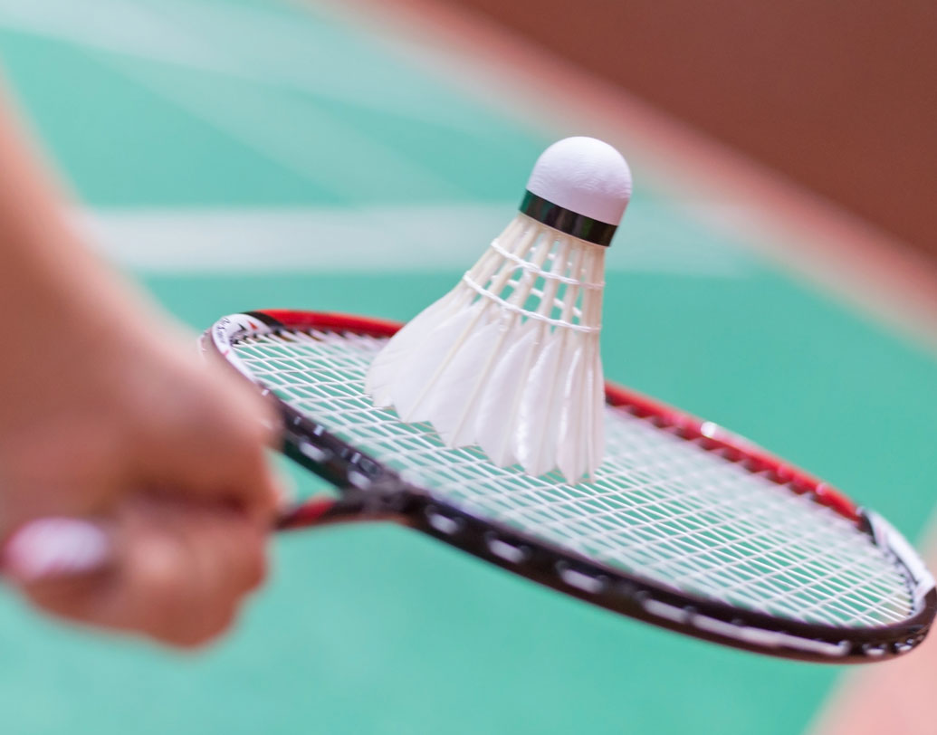 গা ঘামে এমন কিছু খেলা বেছে নিন। বিকেলে বা সন্ধের অবসরে ব্যাডমিন্টন, টেনিস খেলুন। সুযোগ পেলে ফুটবলে মন দিন। দীর্ঘ অনভ্যাসে দক্ষতা আসতে ও দম পেতে সময় লাগবে ঠিকই। কিন্তু মনে রাখবেন, বড় খোলোয়াড় হতে নয়, মেদ ঝরাতেই এ সব খেলা বেছেছেন। তাই পারফর্ম্যান্সের কথা না ভেবে শরীর ঘামছে কি না সে দিকে নজর দিন।