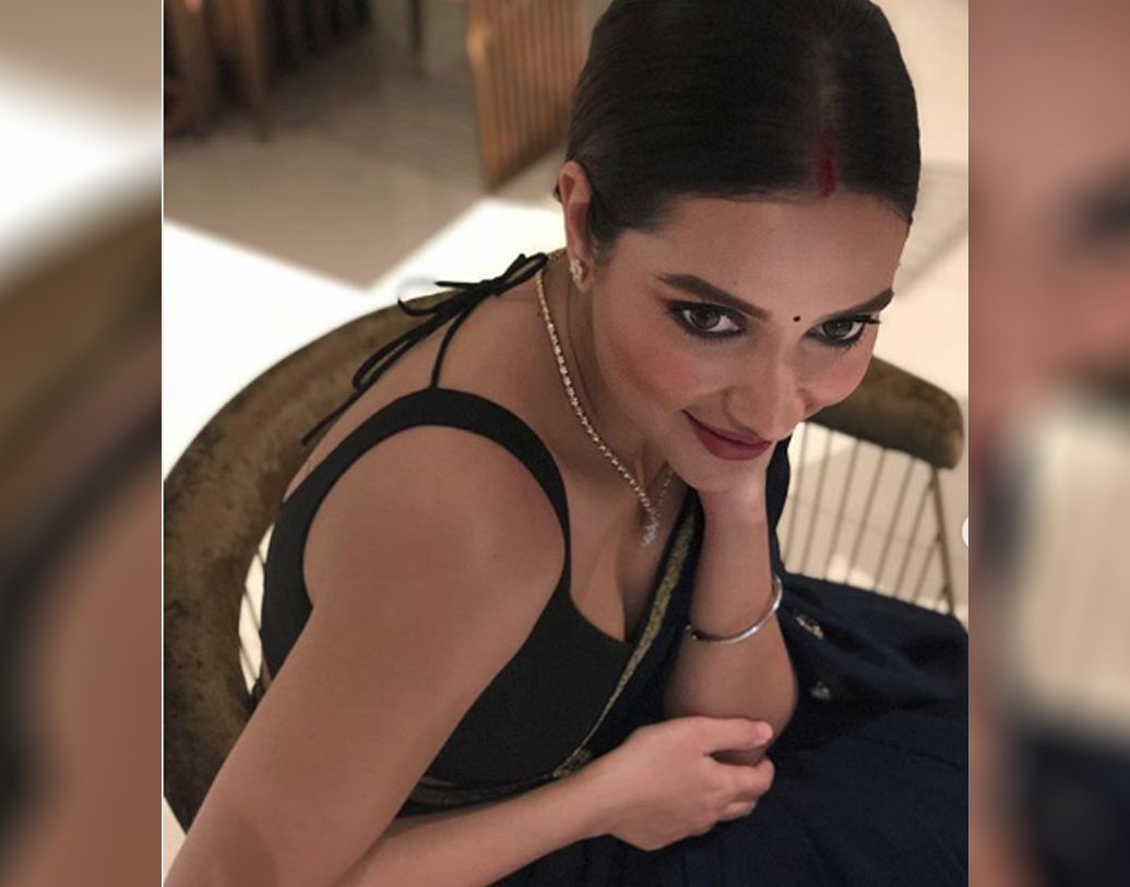 স্কুল ছাত্রীর লুকে শুভশ্রীর ছবি দেখেছেন অনুরাগীরা। এ ছাড়াও ছবিতে আরও তিনটি লুক রয়েছে তাঁর।