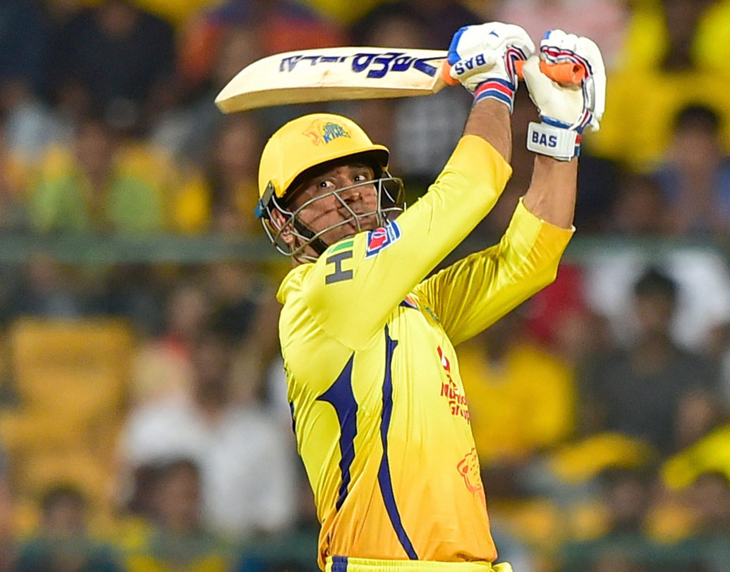 ৩৭ বছর বয়সেও কেন টিম ইন্ডিয়ায় অপরিহার্য তিনি, তা এই আইপিএলে বার বার বোঝাচ্ছেন এমএস ধোনি। আরসিবি-র বিরুদ্ধে তাঁর অপরাজিত ৮৪ রান করে ফের যেন তা বুঝিয়ে দিলেন। জয়ের জন্য এক সময় সিএসকে-র প্রয়োজন ছিল ৬ বলে ২৬ রান। প্রথম ৫ বলে ধোনির ব্যাট থেকে এল ৪,৬,৬,২,৬। তবে শেষ বলে মাত্র ১ রানের জন্য সে ম্যাচ হারে সিএসকে।