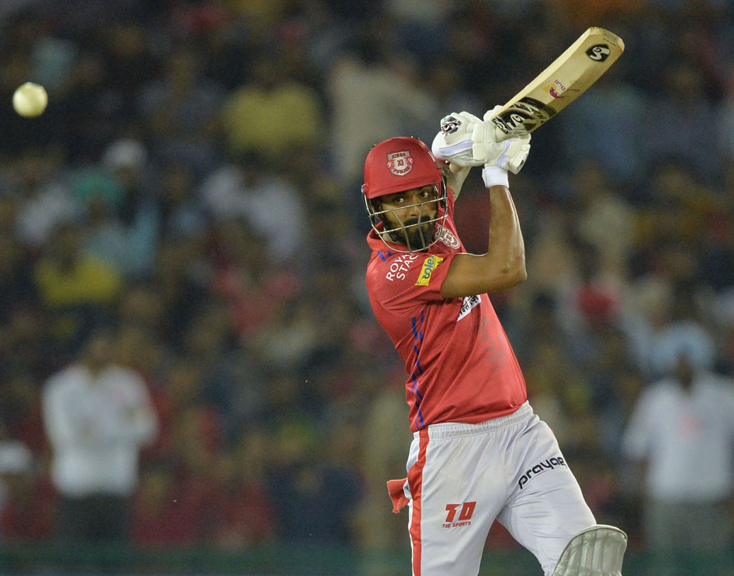 বিশ্বকাপের আগে তাঁর ফর্ম নিয়ে যাঁরা চিন্তায়, তাঁদেরকেই যেন বার্তা দিলেন কেএল রাহুল। মুম্বই ইন্ডিয়ান্সের বিরুদ্ধে প্রথমে ব্যাট করতে নেমে অপরাজিত সেঞ্চুরি করেন তিনি। ১৯তম ওভারে হার্দিক পাণ্ড্যের বলে তোলেন ২৫। তবে উইনিং সাইডে দেখা যায়নি তাঁকে। ৩১ বলে ৮৩ রান করে মুম্বইকে জয় এনে দিয়েছিলেন পোলার্ড।