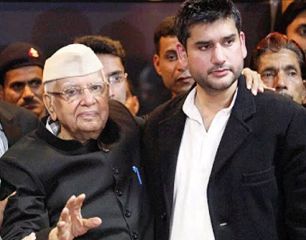 প্রয়াত কংগ্রেস নেতা নারায়ণ দত্ত তিওয়ারির ছেলে রোহিত শেখর। পুত্র হিসাবে  স্বীকৃতি পেতে একসময় প্রভাবশালী বাবাকেও কোর্টে টেনে নিয়ে গিয়েছিলেন তিনি। টানা ছ’বছর লড়াইয়ের পর পিতৃ পরিচয় আদায় করে ছেড়েছিলেন।