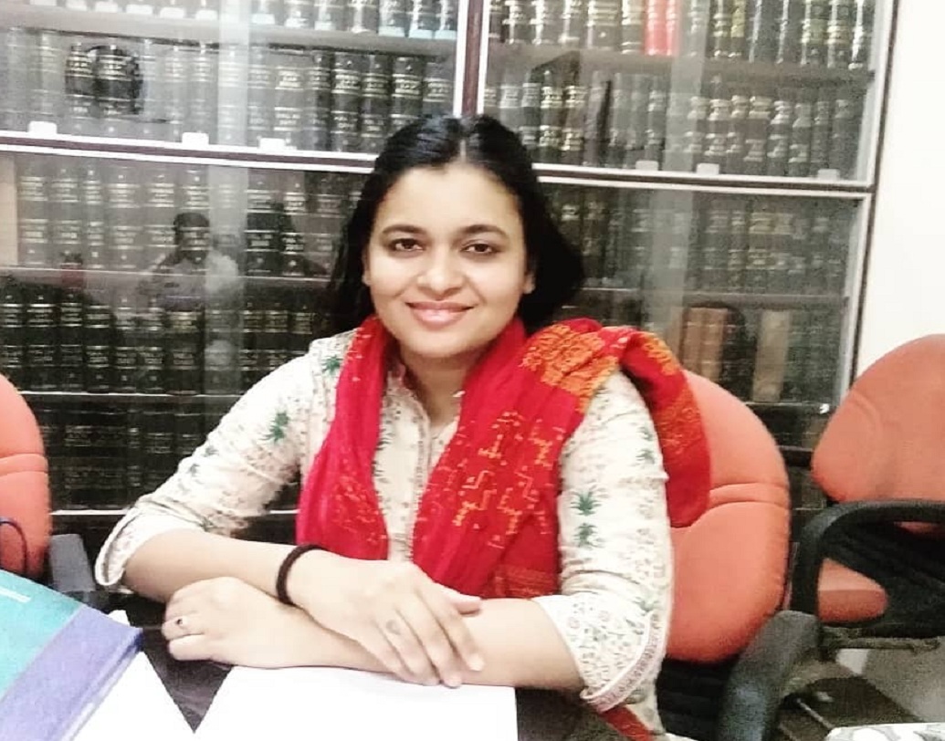 অপূর্বা ইনদওরের মেয়ে। সেখানেই পড়াশোনা। তাঁর বাবা পিকে শুক্ল জবলপুর হাইকোর্টের ইনদওর বেঞ্চের অভিজ্ঞ আইনজীবী। ২০১৫ সালে অপূর্বাও সেখানে প্র্যাকটিস শুরু করেন। ২০১৬-তে চলে আসেন সুপ্রিম কোর্টে। একটি ম্যাট্রিমোনিয়াল সাইটে রোহিতের সঙ্গে আলাপ তাঁর। পরে কংগ্রেসের শ্রমিক সংগঠনের যুব শাখার সভাপতিও হন অপূর্বা।